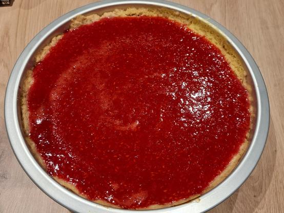 Ein Foto von der Mohn-Quark-Himbeertorte in der Springform.