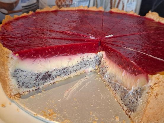 Der Kuchen angeschnitten, dass man die drei Schichten gut sehen kann.