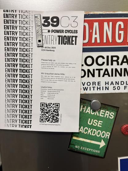 39C3 Ticket hängt am Kühlschrank. Gehalten von einem Photoshop Kühlschrankmagneten. Darunter eine Postkarte mit dem Spruch „Hackers use Backdoor“