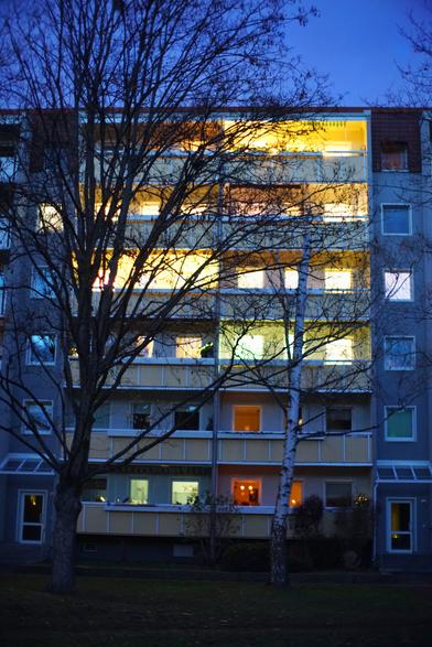 Balkone eines DDR-Wohnblockes, mit Beleuchtung