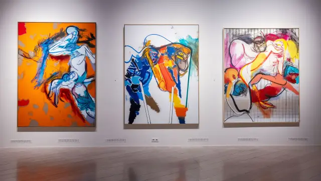 Drei sehr bunte abstrakte Gemälde von Daniel Richter hängen an einer weissen Wand.