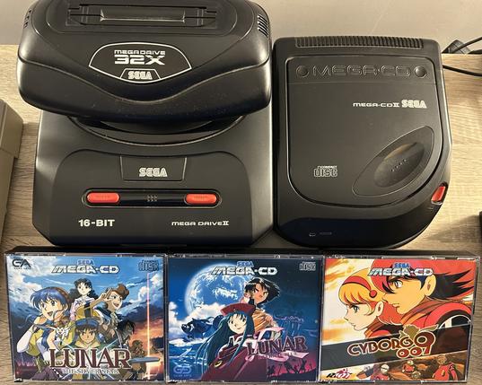 Console Megadrive2 avec son MegaCD et extension 32X et les 3 jeux en repros.
Lunar 1 et 2 et le jeu Cyborg009
