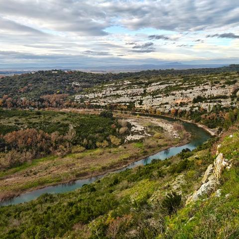 Sur les hauteurs des méandres des gorges du Gardon, avec la luminosité d'une fin de journée d'automne