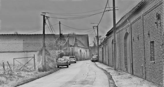 Une ruelle dans un village, avec ses fils électriques anciens
An alleyway in a village, with its old electrical wires