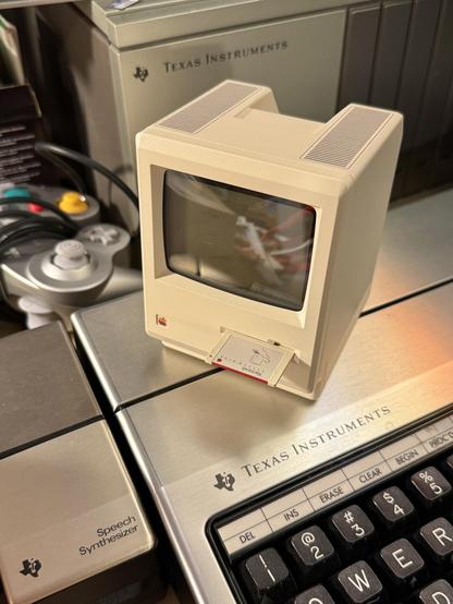 Maclock Mac-looking desk clock