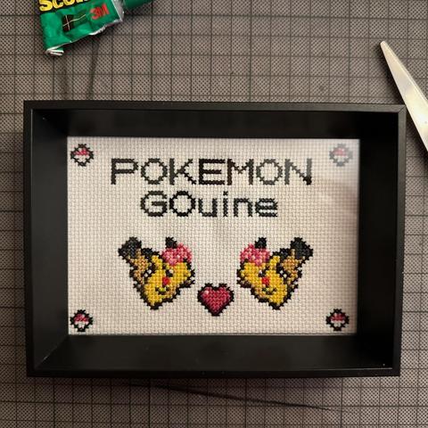 Détournement lesbien de Pokemon Go, d'après le design
des premiers jeux sur Game Boy (1996).
Fils de coton sur toile AIDA, contrecollé isorel et cadre résine