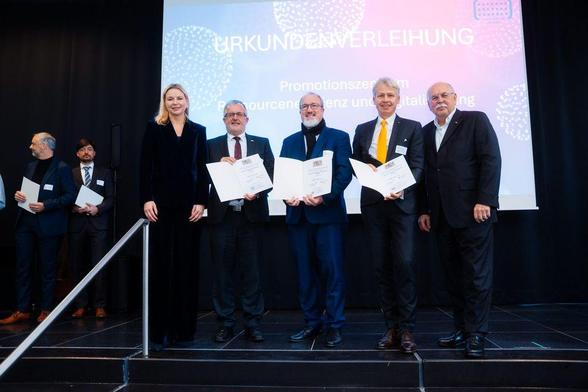 Das Promotionskolleg REDIG ermöglicht auch an der Hochschule Hof ab 2026 bald eigene Doktorarbeiten (Bild von links nach rechts): Stephanie Jacobs (Amtschefin im Bayerischen Staatsministerium für Wissenschaft und Kunst), Prof. Dr. Dr. h.c. Jürgen Lehmann (Präsident der Hochschule Hof), Prof. Dr.-Ing. Sascha Müller-Feuerstein (Präsident der Hochschule Ansbach), Prof. Dr. med. Clemens Bulitta (Präsident der Hochschule Amberg-Weiden) sowie Prof. Dr.-Ing. Matthias Kleiner, der Vorsitzende der Expertenkommission; Bild: Simon Kahner;