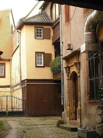 Maison à #Colmar (#HautRhin) Immeuble du XVIe siècle, transformé, en partie, ultérieurement. Dans la cour est conservé un beau portail Renaissance, portant la date 1566. Tous les éléments de ce portail sont ric...
Suite 👉 https://monumentum.fr/monument-historique/pa00085383/colmar-maison
#Patrimoine #MonumentHistorique
Photo CC-BY-SA 4.0 : Gzen92