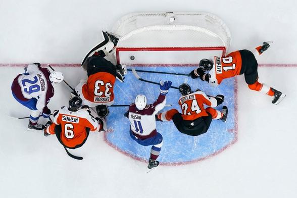 Mackenzie Blackwood, Avalanche hang on to fend off pesky Flyers in win