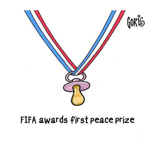 Bildbeschreibung (Deutsch)
Das Bild zeigt eine Medaille, deren Band in den Farben Blau, Weiß und Rot gehalten ist. Statt eines üblichen Medaillenanhängers hängt jedoch ein rosafarbener Babyschnuller am Band. Unter der Zeichnung steht der Satz „FIFA awards first peace prize". Die Illustration wirkt satirisch: Der Schnuller symbolisiert kindliches Ablenken statt ernsthafter Integrität - ein direkter Kommentar auf die FIFA, die hier als machtvolle, aber moralisch unreife Institution dargestellt wird.
• Image Description (English)
The image shows a medal with a blue, white, and red ribbon. Instead of a traditional medallion, a pink baby pacifier hangs at the center. Below the drawing, the caption reads "FIFA awards first peace prize." The illustration is clearly satirical: the pacifier symbolizes childish distraction rather than genuine integrity, portraying FIFA as a powerful yet ethically immature institution.🖖