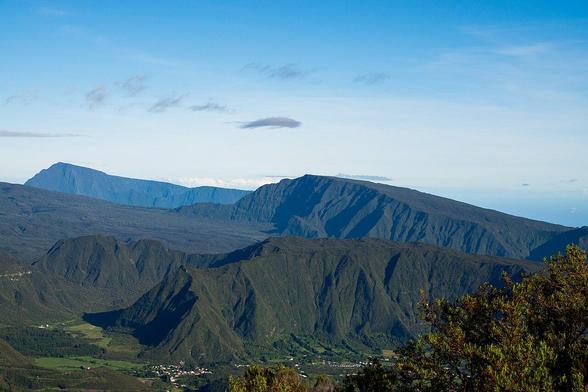 L'îlet Patience et le plateau du Mazerin, deux planèzes du Piton des Neiges, à La Réunion. CC BY Regulator974.
