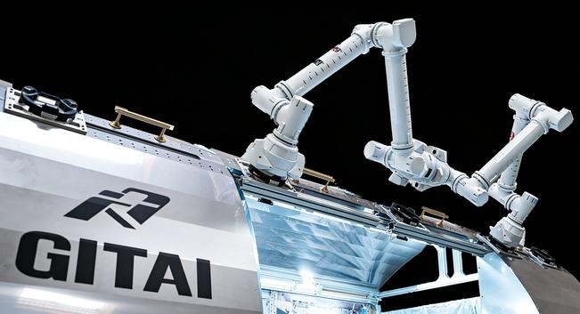 <p>GITAI est une startup japonaise spécialisée dans la robotique spatiale qui vient de réaliser quelque chose de dingue, à savoir la construction autonome d&rsquo;une tour de communication de 5 mètres de haut dans un désert reproduisant la surface lunaire.</p>
<p>Et tout ça sans intervention humaine, évidemment !</p>
<p>Leur système repose sur un rover lunaire et trois robots de type &ldquo;Inchworm&rdquo; (chenille en anglais). Chacun de ces robots a des bras équipés de pinces aux deux extrémités, ce qui lui permet de se déplacer un peu comme
<a href="https://chenilles.net/les-chenilles-arpenteuses/">des chenilles arpenteuses</a>
et d&rsquo;effectuer des tâches de construction diverses et variées. Dans la démo en vidéo ci-dessous, vous pouvez voir comment ils assemblent la tour, connectent l&rsquo;antenne au sommet et branchent les câbles d&rsquo;alimentation sans oublier de bien vérifier que le courant passe.</p>
<div class="youtube-container">


<div>
<p>Et le plus fort, c&rsquo;est qu&rsquo;ils sont également capable de faire de la maintenance : Démontage de l&rsquo;antenne et désassemblage de la tour, parce que sur la Lune ou sur Mars, si quelque chose casse, y&rsquo;aura pas de BTS super chaud pour venir réparer.</p>
<p>GITAI a bossé avec
<a href="https://gitai.tech/2024/03/05/gitai-successfully-demonstrates-robotics-construction-capabilities-for-lunar-communications-towers/">KDDI</a>
, un des plus gros opérateurs télécoms japonais, pour concevoir l&rsquo;antenne et l&r