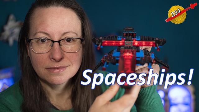 Eine Frau hält ein LEGO Raumschiff in die Kamera. Die Frau trägt eine Brille und hat lange Haare.