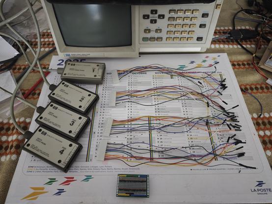 L'analyseur logique HP1630G avec une partie de ses sondes et les cordons que j'ai fabriqués