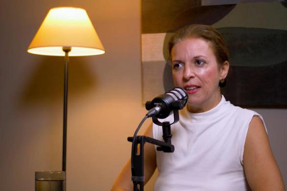 Elena Génave durante su intervención en La Orden del Dinero. (Imagen La orden del dinero YouTube)