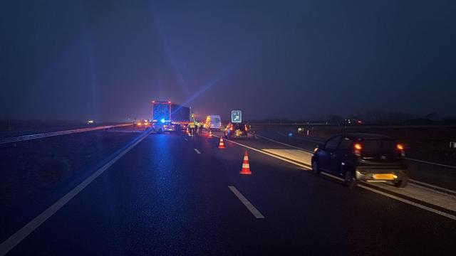 Beide rijstroken zijn dicht. Een vrachtwagen blokkeert de rijstroken. Verkeer rijdt via de vluchtstrook.