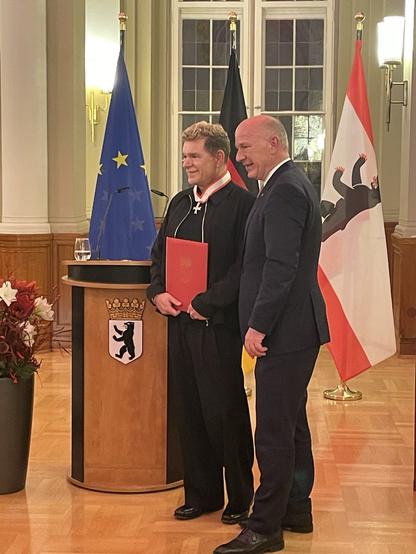 Peter erhält seinen Orden.