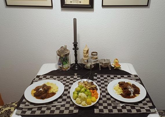 Der Eßtisch ist gedeckt.