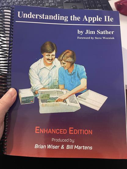 Le livre "Understanding the Apple IIe" de Jim Sather, dans sa réédition de 2024.