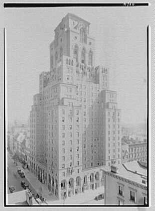 The image is a black and white photograph of the Barbizon Hotel located at 125 East 63rd Street. The building stands tall with multiple stories, showcasing an intricate architectural design featuring numerous windows, arched doorways, and decorative elements on its facade. In front of the hotel, there are parked cars along what appears to be a bustling street, indicating that this photo was taken in a busy urban environment during the 1920s. The overall atmosphere conveys the hustle and bustle typical of an American city at that time period.

Additional information about this image can be found under "Gottscho," which refers to Samuel H. Gottsch, known for his photography works from around 1875-1971 in New York City during various eras including before World War I and after the war up until WWII.
There is a link provided that directs viewers to more detailed information about this particular image: "https://images.loener.nl/gottscho-schleisner/full/691e/691ef6f5450e57a2674f7d4f.jpg". This suggests the source of further context or related materials for those interested in exploring more about this image and its historical significance.