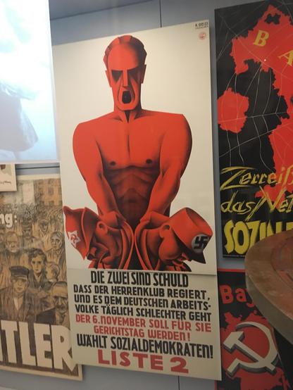 SPD-Plaket der 1950er Jahre: Es nennt Roß und Reiter: "Die zwei sind schuld ..." auf dem Bild sind Nazis und Kommunisten am Kragen gepackt