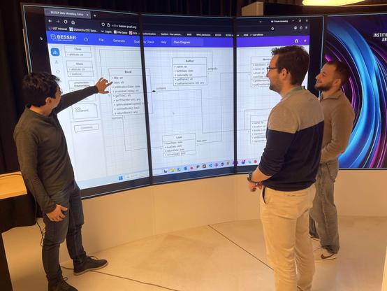 displaying an online UML editor and lowcode platform in a large screen