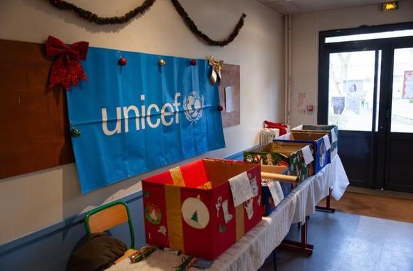 Bascan Spirit - L'esprit Bascan : opération « Un Noël pour tous » - Merci pour votre participation, votre générosité et votre esprit de solidarité - Du 3 au 5 décembre, les élèves du collectif « Unicef Bascan » ont organisé une grande collecte solidaire au profit d’enfants en situation de précarité, en partenariat avec le Secours populaire - Grâce à vous, de nombreux jouets, livres et vêtements chauds ont été réunis pour offrir un peu de chaleur et de bonheur aux enfants de 3 à 12 ans - Ensemble, nous faisons réellement la différence !
