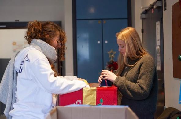 Bascan Spirit - L'esprit Bascan : opération « Un Noël pour tous » - Merci pour votre participation, votre générosité et votre esprit de solidarité - Du 3 au 5 décembre, les élèves du collectif « Unicef Bascan » ont organisé une grande collecte solidaire au profit d’enfants en situation de précarité, en partenariat avec le Secours populaire - Grâce à vous, de nombreux jouets, livres et vêtements chauds ont été réunis pour offrir un peu de chaleur et de bonheur aux enfants de 3 à 12 ans - Ensemble, nous faisons réellement la différence !