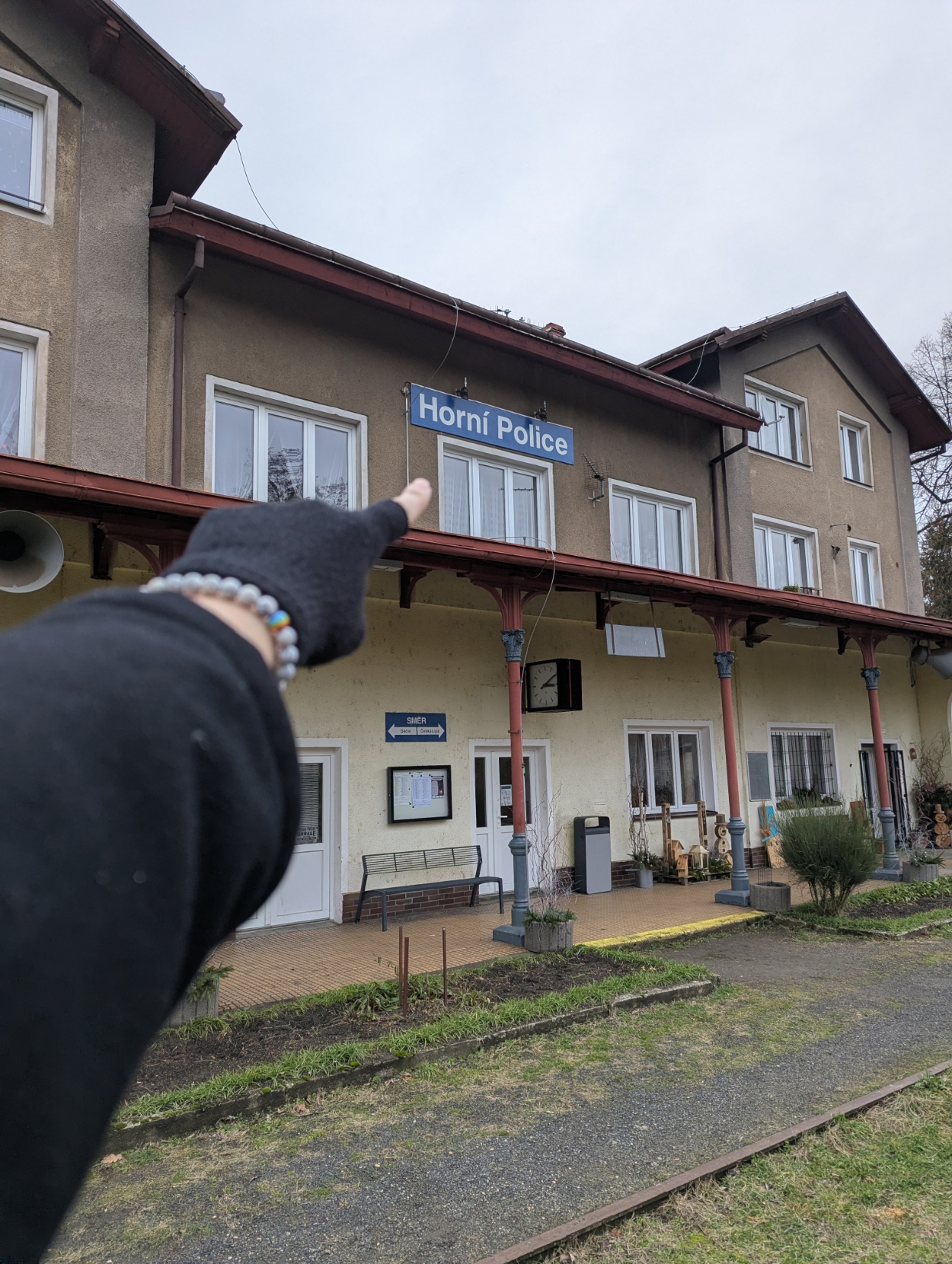 rail's paw pointing at the building of Horni Police train station