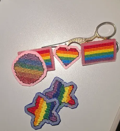 Ensemble de drapeau rainbow brodés dans diverses formes