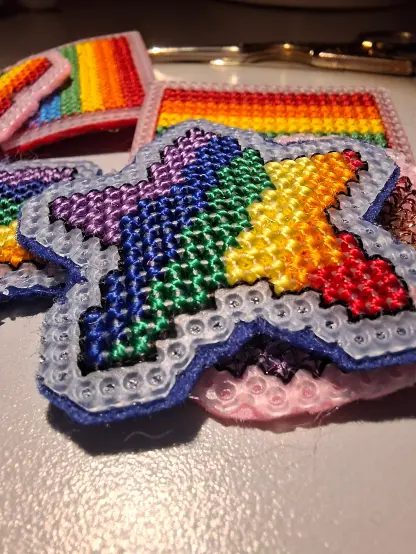 Zoom sur une étoile aux couleurs rainbow brodées avec des fil de satin