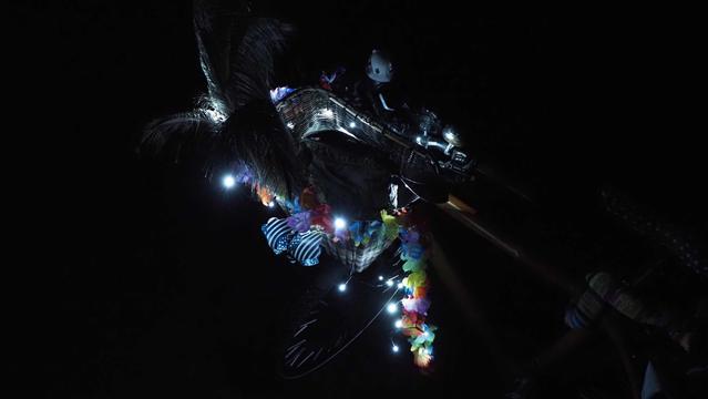 Bunt beleuchteter Lenkerkorb im Dunkeln