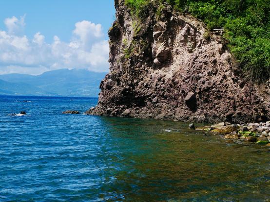 Photo d’une falaise au contact de la mer, la falaise semble avoir un visage 

Photo of a cliff in contact with the sea, the cliff seems to have a face