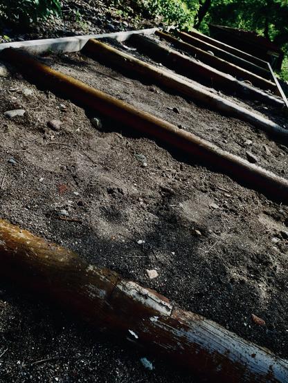 Photo d’un Escalier en bois et sable. Je saurais pas mieux expliquer 

Photo of Wooden and sand staircase. I can't explain better