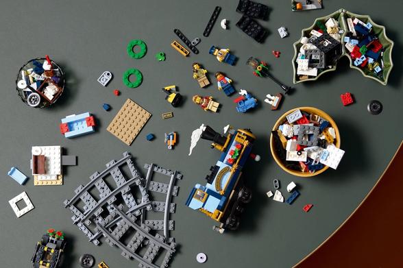 <p>Si vous pensiez que LEGO se contentait de mouler du plastique comme dans les années 50, vous vous gourez car la marque danoise vient de franchir un cap historique en commercialisant sa toute première pièce fabriquée par impression 3D dans un set grand public.</p>
<p>Et il leur a fallu neuf ans de R&amp;D pour y arriver !</p>
<p>
<img alt="" src="https://korben.info/cdn-cgi/image/width=1200,fit=scale-down,quality=90,f=avif/lego-premiere-piece-impression-3d-retail/lego-premiere-piece-impression-3d-retail-2.jpeg" />
</p>
<p>La pièce en question se trouve dans le set <strong>Holiday Express Train</strong> (10361) de la gamme LEGO Icons, disponible depuis octobre. C&rsquo;est une <strong>mini locomotive bleue</strong> avec des roues qui tournent et une petite cheminée qui monte et qui descend quand le train avance. Bref, un petit élément décoratif en apparence, mais qui représente un sacré tournant pour l&rsquo;entreprise.</p>
<p>
<img alt="" src="https://korben.info/cdn-cgi/image/width=1200,fit=scale-down,quality=90,f=avif/lego-premiere-piece-impression-3d-retail/lego-premiere-piece-impression-3d-retail-1.jpg" />
</p>
<p>Alors pourquoi neuf ans de développement pour une pièce de quelques centimètres ? (qui a dit cmb ?). Parce que LEGO ne rigole pas avec la qualité, les amis ! L&rsquo;équipe de Billund a dû construire un système de fabrication additive (c&rsquo;est comme ça qu&rsquo;on appelle les imprimantes 3D qui ajoutent les couches les unes au dessus des autres) capable de