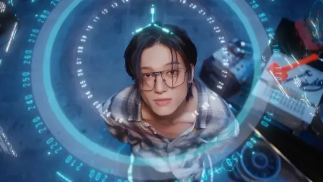 Ateez Wooyoung dans le MV de Crazy Form. 
Portrait en contre plongée. A les cheveux noirs, quelques mèches sur le front, porte une chemise à carreaux gris clairs et foncés mais ouverte sur plusieurs boutons du haut parce que la vue en 4K sur ses clavicules étaient extrêmement nécessaire. 

On peut voir en transparence au-dessus de lui une sorte d’interface numérique inspiration de l’imagerie du code et de la programmation à la fois rétro et futuriste (pour faire simple : représentation d’une interface qui ne veut rien dire mais qui fait mystique, clairement inspirée de Matrix sauf que la vibe est bleue plutôt que verte).
Il semble être dans un viseur puisque cette interface-ci est circulaire avec une petite croix au centre, juste au-dessus de la tête de Wooyoung. 

On a quelques éléments du décor autour de lui et notamment sur la droite une sorte de table où établi en désordre sur lequel se trouvent quelques outils (clé à molette) et autres appareils électroniques (mais j’ai aucune idée de ce que c’est).