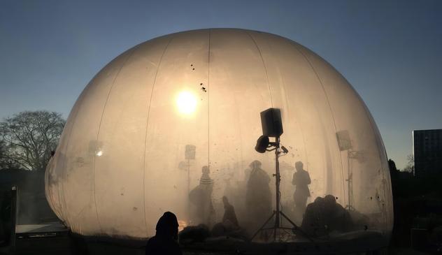 bild einer aufblase tanz Installation aus dem jähre 2014 beim Kongress in Hamburg, welcher draußen auf der Terrasse stand .. und eine ganz tollen konfetie glitterinstallation innehat, die mensch mit dem Besen immer wiese so kehren konnte, daß sie in die Luft flogen .. es war wunderbar