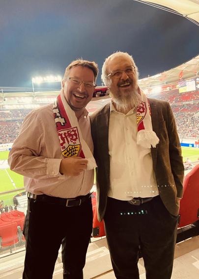 Dr. Michael Blume (links) und Stadtrabbiner Yehuda Pushkin beim Spiel des VfB Stuttgart gegen Maccabi Tel Aviv.