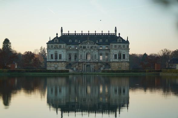 Palais im großen Garten, spiegelt sich im Palaisteich