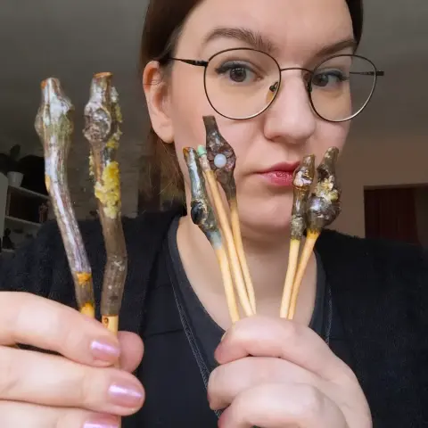 Ich mit meinen Holzarbeiten, 2 Häkelnadeln und 5 Haarnadeln.