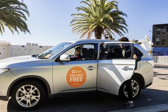 <p>中国配車アプリ最大手の滴滴出行（DiDi Chuxing）は11月26日、2025年7～9月期決算を発表した。売上高は前年同期比8.6％増の586億元（約1兆3000億円）で、純損益は15億元（約330億円）の黒字となった。</p>
<p>主力の配車サービス（中国国内事業と海外事業を含む）は、配車件数が13.8％増の46億8500万件となり、11四半期連続で2桁成長を遂げた。配車件数の増加に伴い、総取引額（GTV）も14.8％増の1158億元（約2兆5000億円）に拡大した。</p>
<p>国内事業は市場シェアトップ（24年は70％）を維持したものの、市場競争激化などの課題に直面し、ユーザー数の伸びが頭打ちとなっている。</p>
<p>一方、海外事業はブラジルやメキシコなど重点市場への継続的な投資が奏功し、7〜9月期の配車件数が24.3％増の11億6200万件となった。同社は中南米、アジア太平洋地域、アフリカの14カ国・地域で、配車サービスやフードデリバリー、金融サービスなどを展開している。</p>
<p>＊1元＝約22円で計算しています。</p>
<p>（36Kr Japan編集部・茶谷弥生）</p>