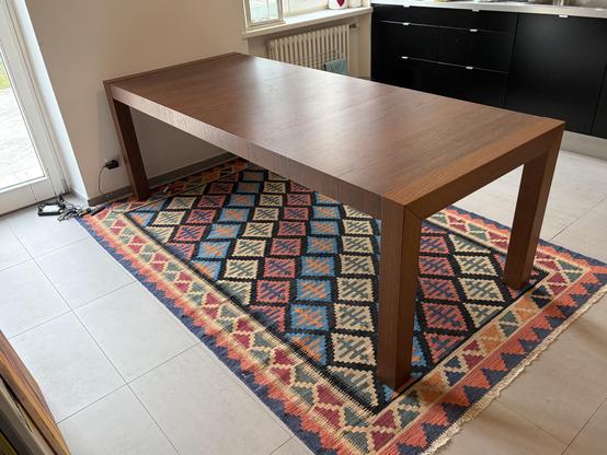 Foto eines braunen Holztischs