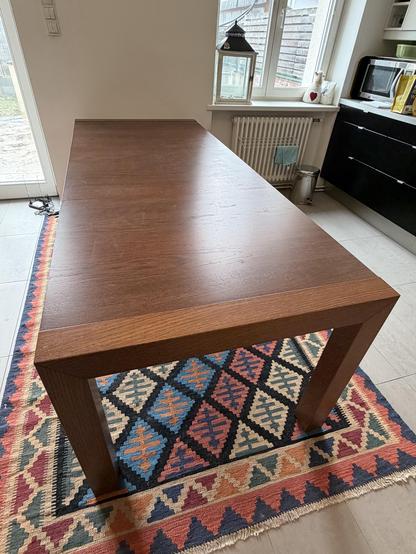 Foto des Holztischs aus anderer Perspektive