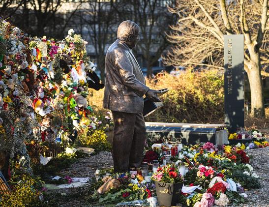Blumenmeer um Walter Lübcke vor der CDU Parteizentrale