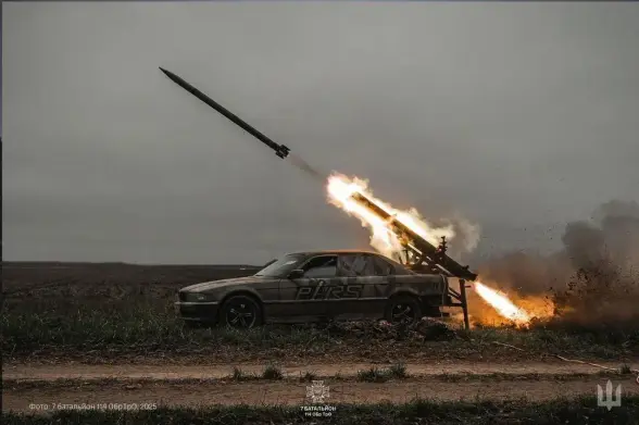 BMW 7 Series (E38 bodystyle) built from 1994 to 2001 on a dirt road next to a field firing a Grad rocket from a MLRS setup installed at the back of the car.