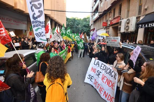 Crowds gathered in Alicante to protest changes to education