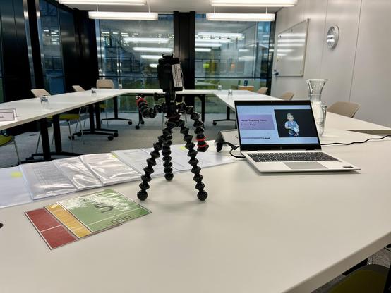 Microteachings - kurzweilig, intensiv und extrem erkenntnisreich. Gestern war es wieder soweit im #HDZ der #HSG. Das ist ein Element in unserem CAS #Hoschuldidaktik, von dem die meisten TN begeistert sind. #teaching #learning #professionaldevelopment #academic development #Selbstwahrnehmung #Fremdwahrnehmung #Feedback #Lehrqualität - Dr. Stefan T. Siegel