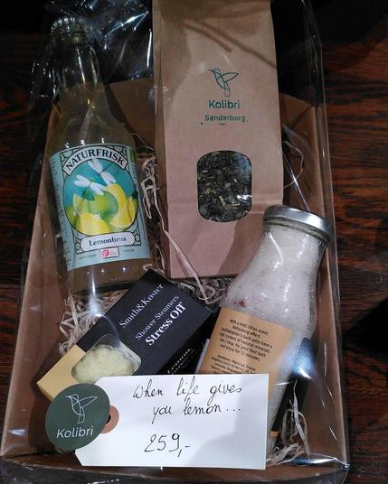 En gavekurv med titel "When life gives you lemon", hvor alt indhold har citrus i.