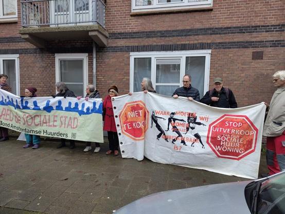 Actiegroep Niet Te Koop in actie. Kom ook, doe mee en stop de verkoop!