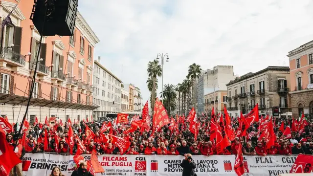 Nella fotografia, le lavoratrici e i lavoratori presenti alla giornata di sciopero in una dalle tante piazze italiane che sono state protagoniste di questa manifestazione.